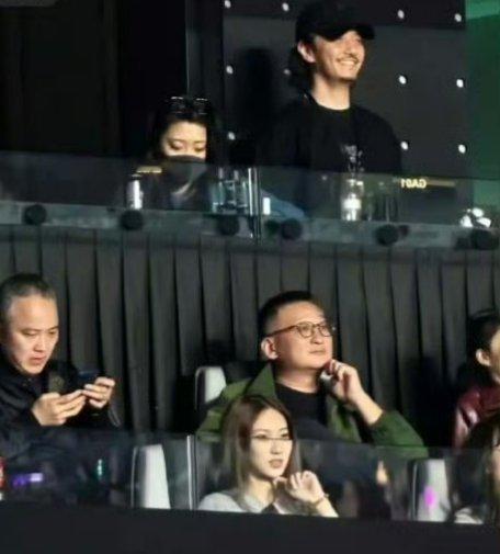 疑似王鹤棣网传女友去了演唱会❗❗❗网传王鹤棣女友在演唱会现场这么迷糊真的能看出来