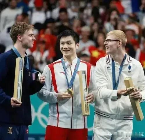 说起来真巧，男子单打三强又帮助各自的国家队拿到男子团体三强：单打金牌得主樊振东助