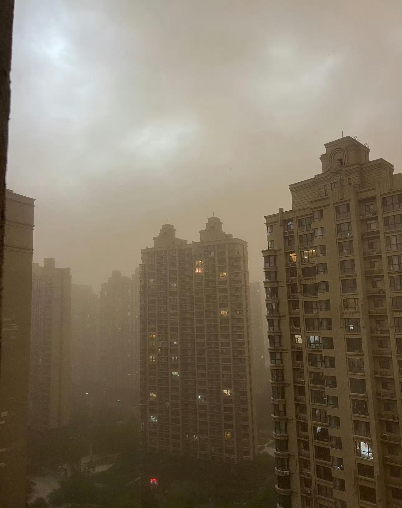 哈尔滨沙尘暴哈尔滨突然遭遇沙尘暴天气，市区能见度明显下降，街头不少行人都带上了口