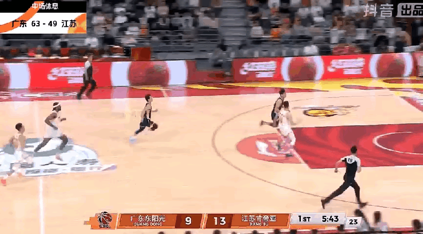 本场最佳助攻！
陈家政快攻上篮，这时正好被防守缠住，于是脑后长眼似的，轻松后传给