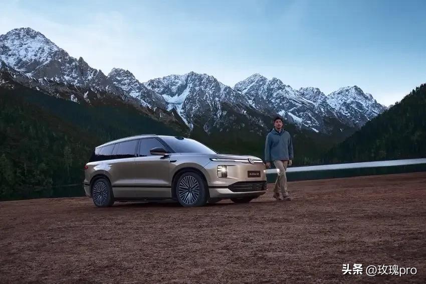 这就是赤裸裸的现实啊：
电车1年电费1000元
油车1年油费10000元
电车5