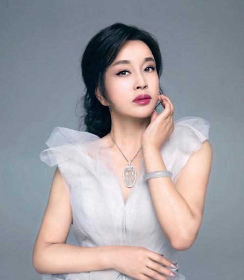 当看到已经75岁的刘晓庆还在打拼活跃在演艺界时，说真的，我很感动，刘晓庆这样做真