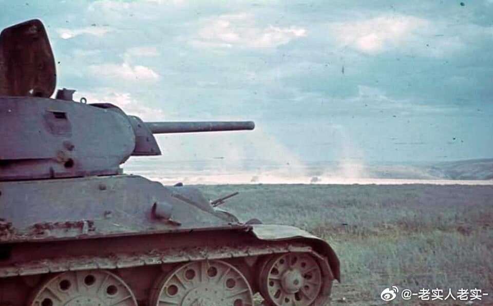 彩色照片：被击毁和丢弃的苏军坦克和火炮，摄于1942年夏季攻势期间。由于41年的