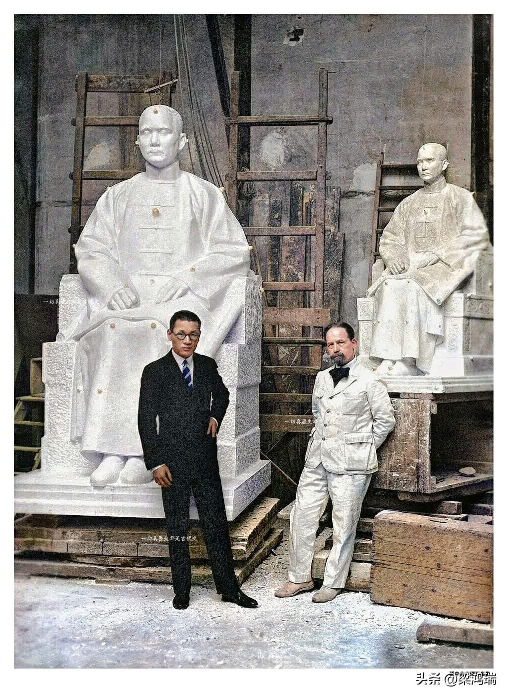 南京中山陵祭堂内孙中山的白色大理石坐像，由法国雕刻家保罗·兰多斯基（Paul L