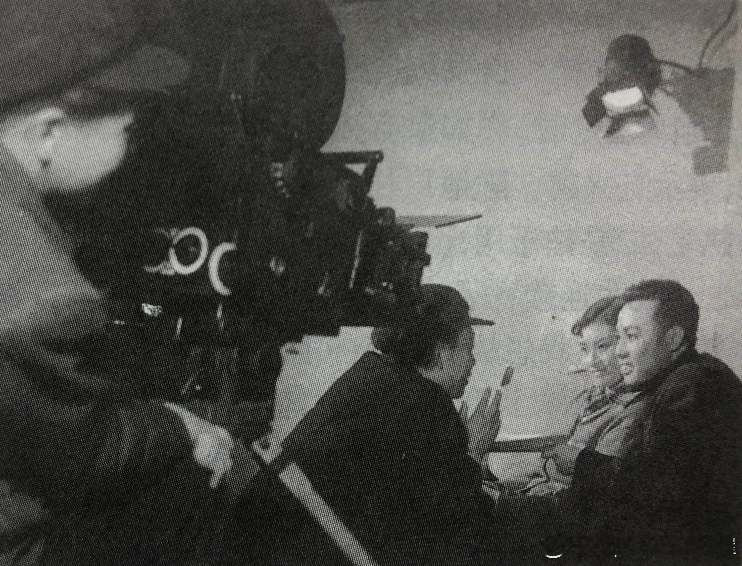 1955年电影《这决不是小事情》拍摄中，导演严寄洲给演员说戏历史影像 ​​​