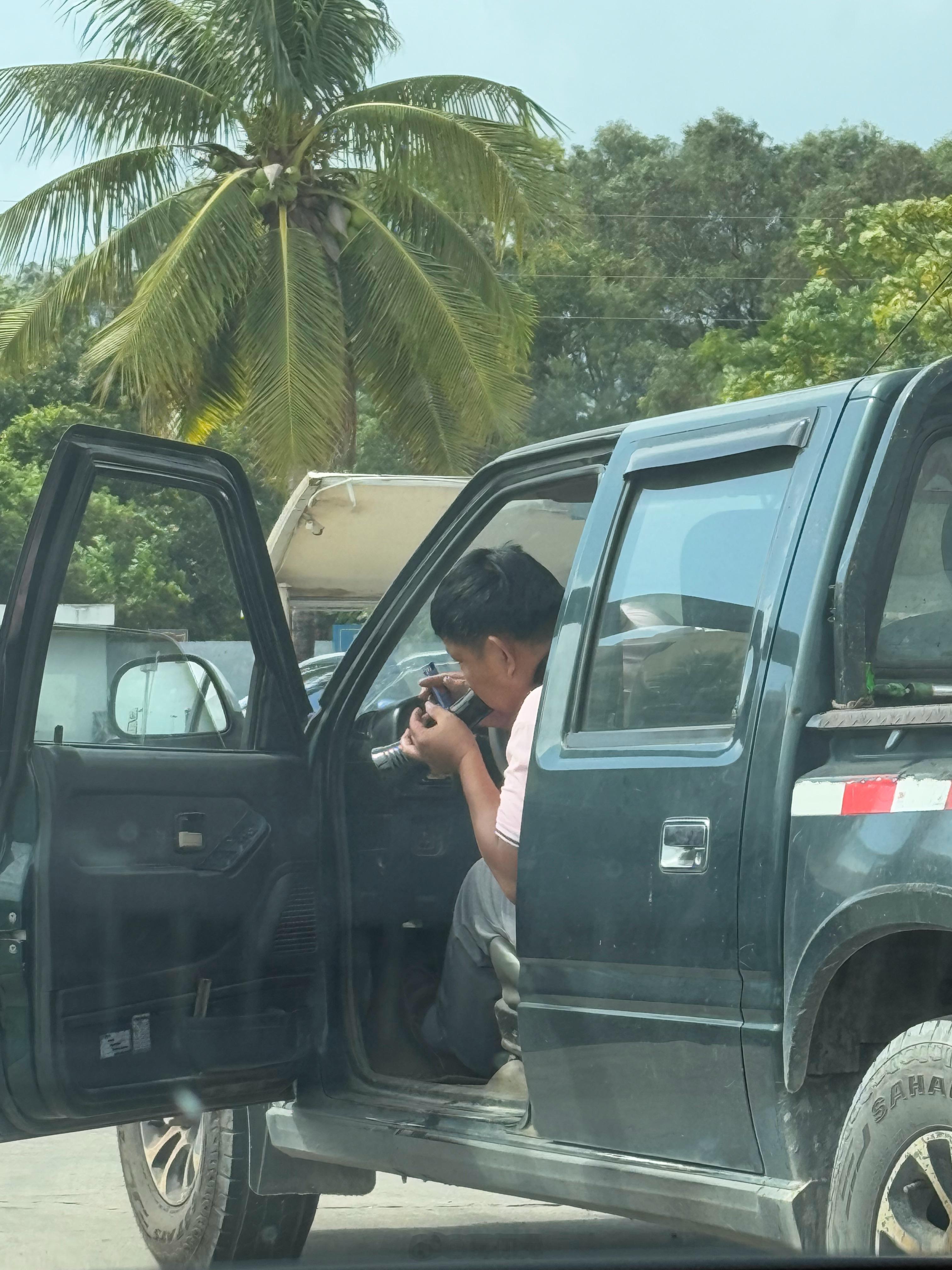 前几天在三亚路边看到的，这大哥在抽的是啥？ 