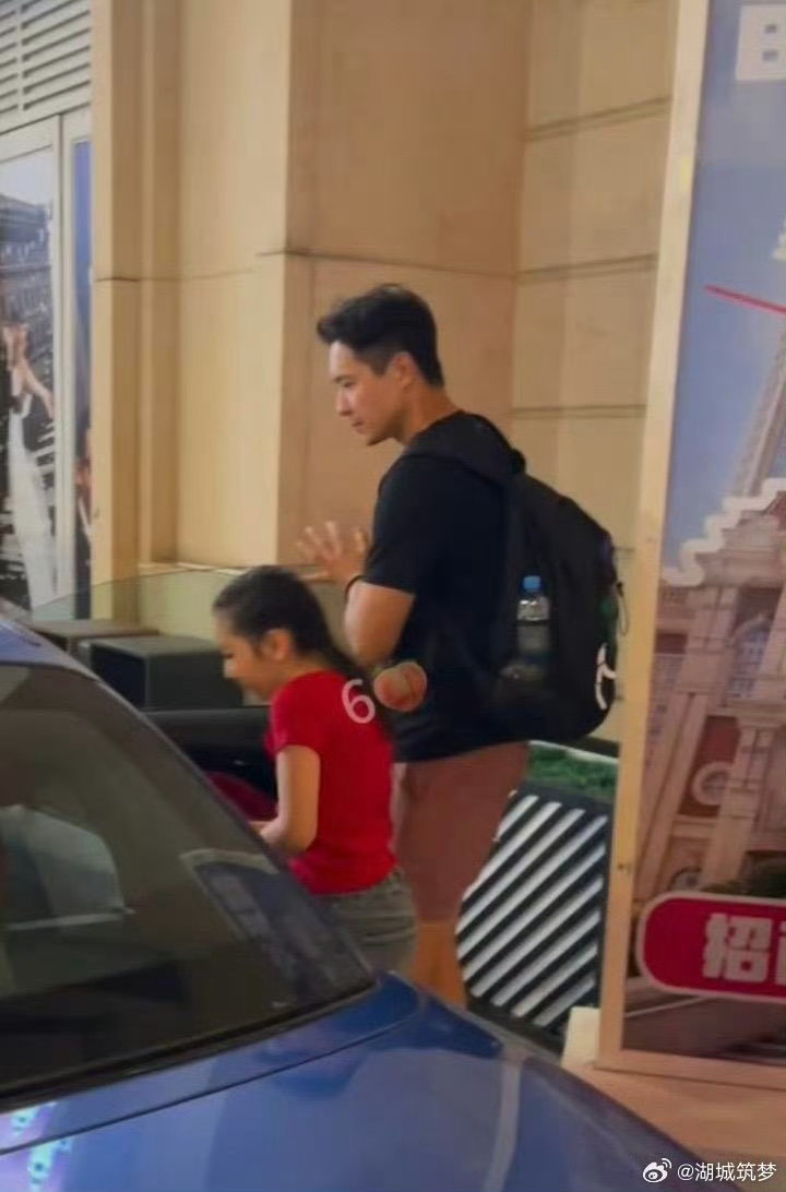 高云翔开宝马接小酒窝回家高云翔带着酒窝爷爷奶奶来看酒窝天津演出跟着佟丽娅同台完成