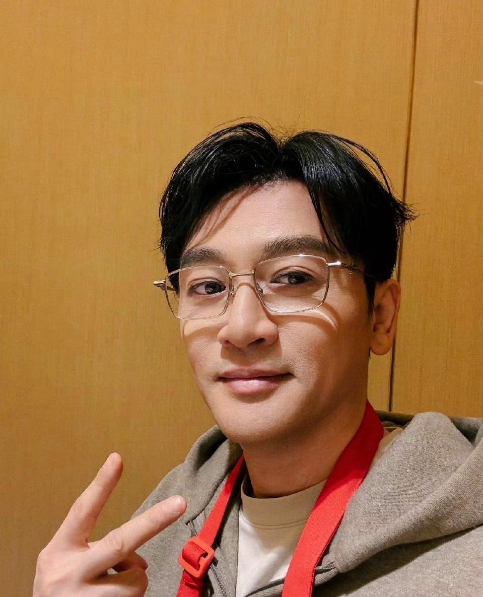 多少人和我一样，第一眼把苏有朋认成了林峯。小虎队里的陈志朋和吴奇隆模样和以前一样