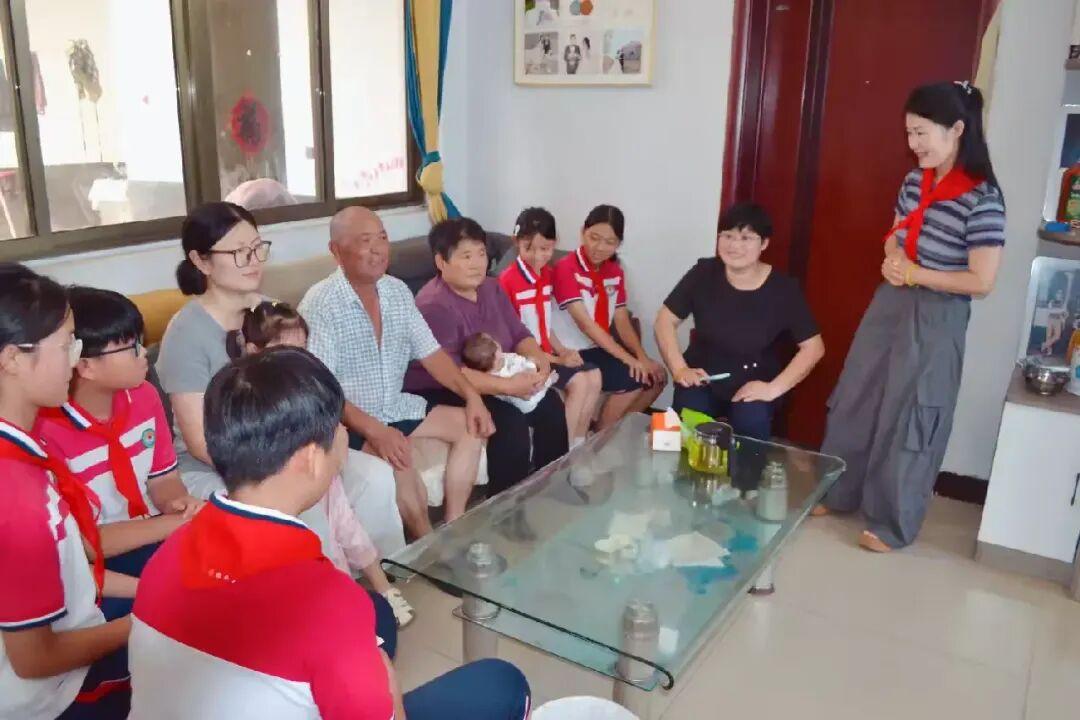 东方红小学开展现役军属走访慰问活动
​         7月30日，临沂市爱国拥