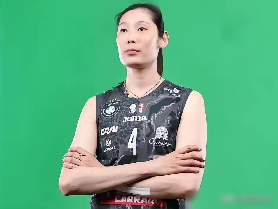 朱婷进攻成功率全队第一，球却只喂给哈克和加比砸坑，这球怎么赢？
你看场上，朱婷