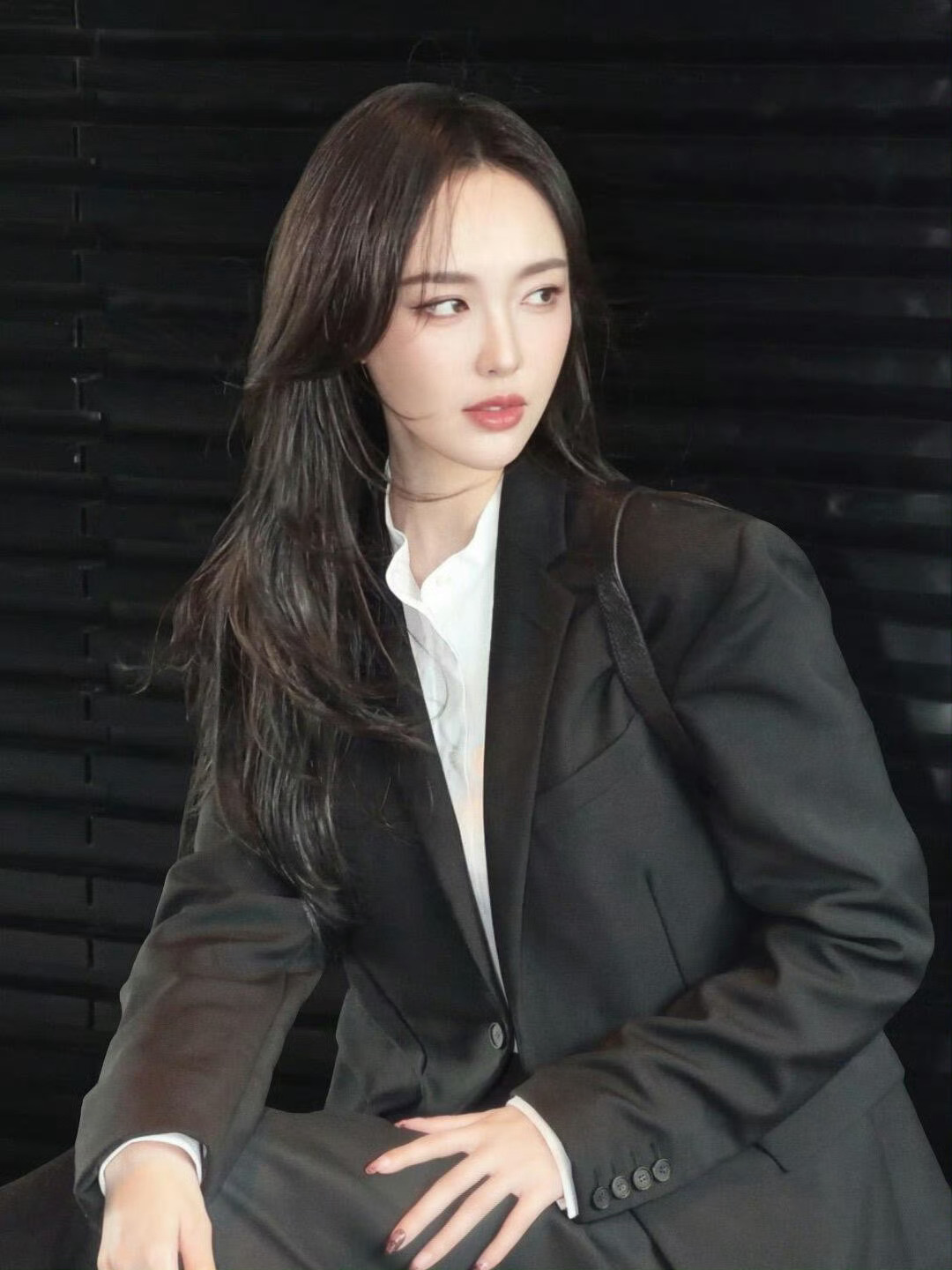 唐嫣ccd好美活动现场完全是唐嫣专属舞台一身冷调西装氛围感直接拉满ccd复古镜头