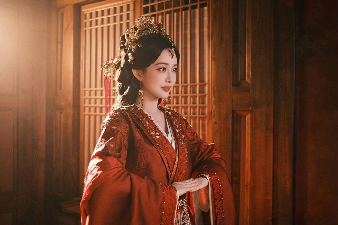 孟子义新婚造型 谁懂啊！孟子义穿红衣大婚的样子真的太绝了，浓颜美貌直接封神！我已