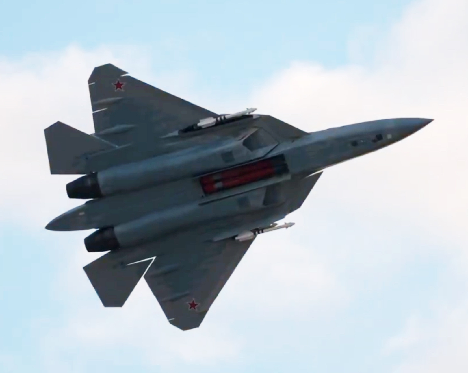 Su-57弹舱开舱图和视频 [挖鼻]茧包弹仓和机腹弹舱都开了舱门。多少年了，终于