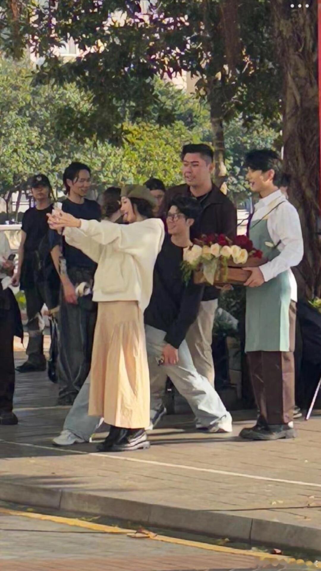 豪子和发小要不要跟这么紧，哈哈哈爱情保镖跟爱情本身一样多🤭🤭 