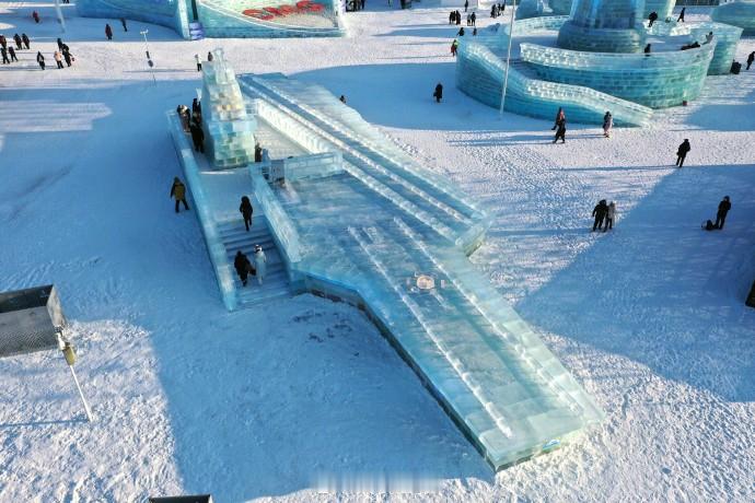 军号小夜灯 冰雕版福建舰亮相哈尔滨！一起解锁航母与冰雪的碰撞[机智]（图片来源：