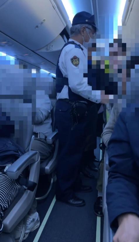 12月2日，一架日本飞上海的飞机，飞一半又紧急返回日本，理由竟然是，一对情侣想要