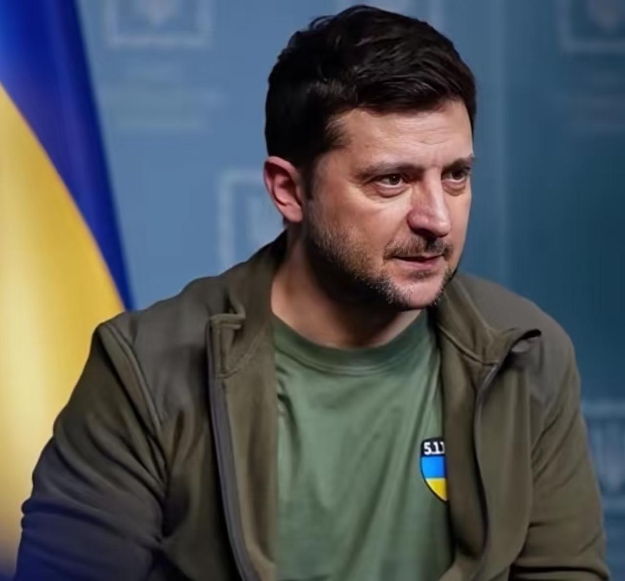 俄乌冲突已经打了4年，泽连斯基在国内外的压力山大。根据英国媒体的报道，泽连斯基准