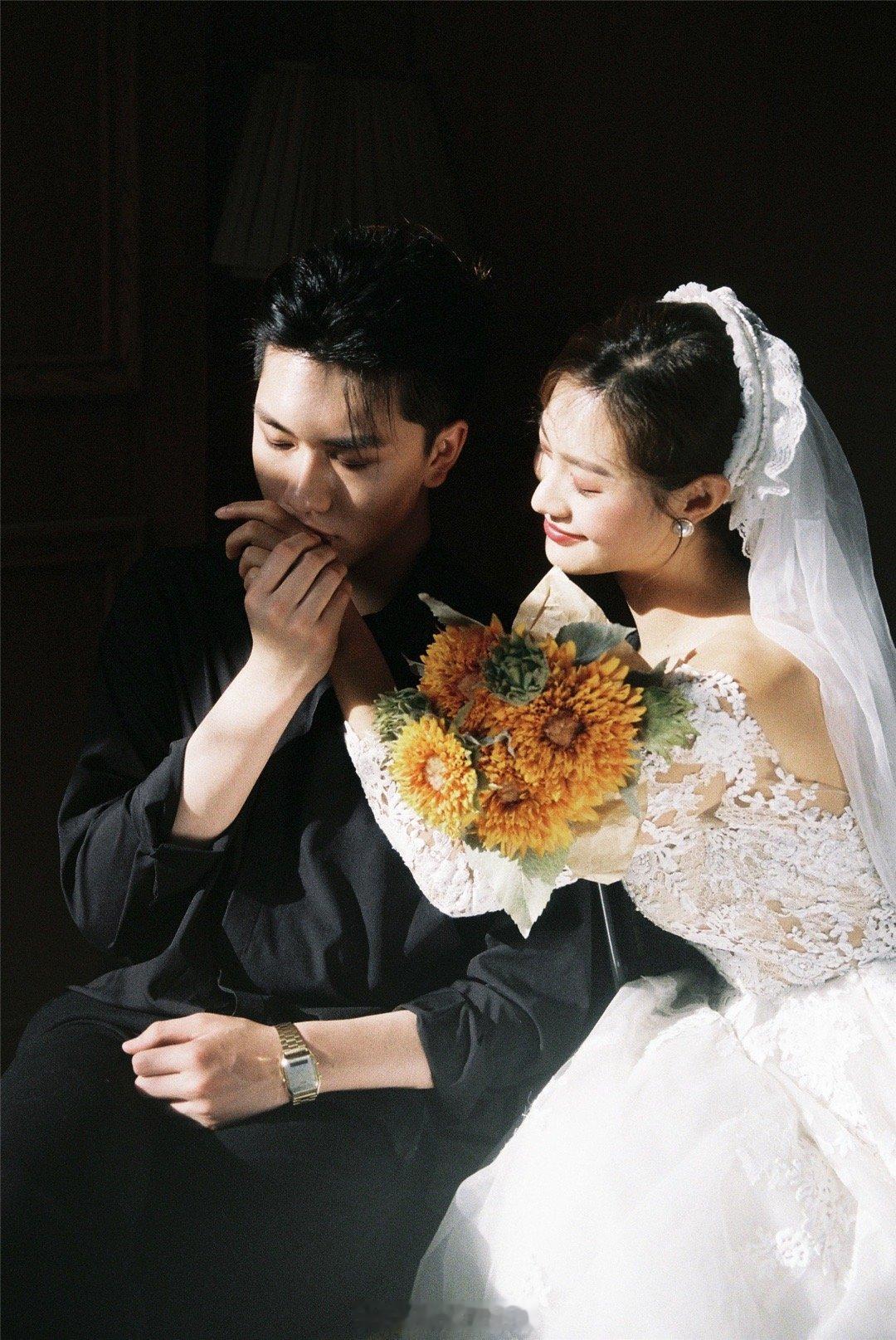 #微凉时光馆##情侣写真##婚纱照# 婚纱和你，是我这辈子的梦 ​​​