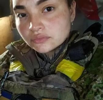 哥伦比亚姑娘去乌克兰打仗，被俄军抓了，身上还绑着战友逃跑时丢下的止血带，自己人把