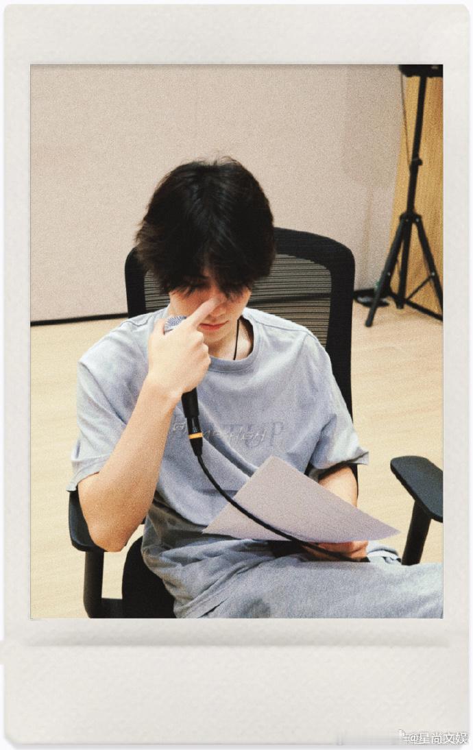 #张真源素颜排练照##张真源新歌排练照#张真源的素颜排练照充满了对音乐的热爱。他