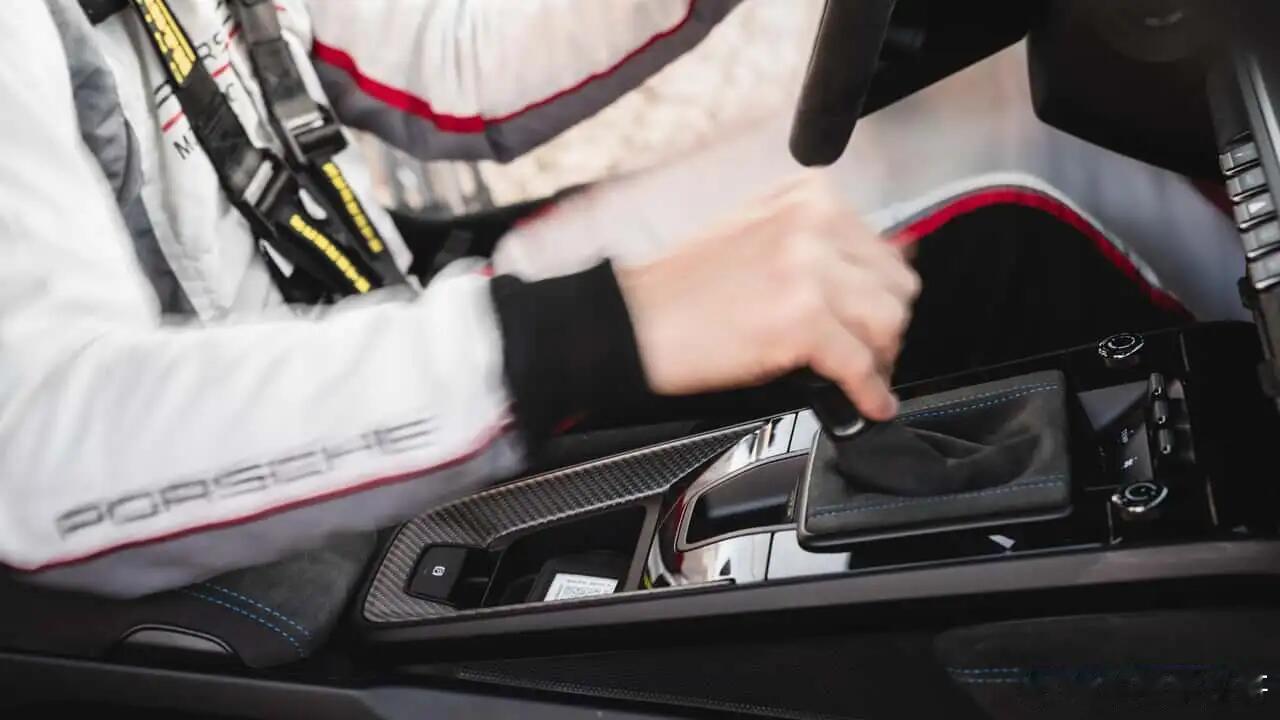 大v聊车 保时捷注册手动 自动一体变速箱专利|||保时捷注册了一个新变速箱专利，