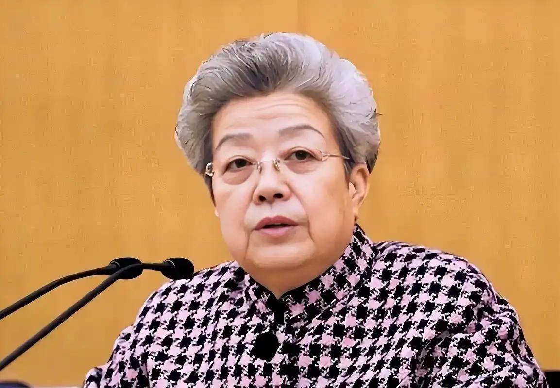 一位我国女副总理终身未婚，凭一句话走入政坛，曾修理美国人，69岁时裸退
1992