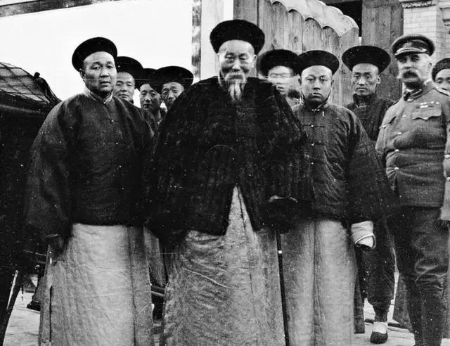 1901年，李鸿章的去世让他的孙子们继承了惊人的280亿财富。然而，51年后的一