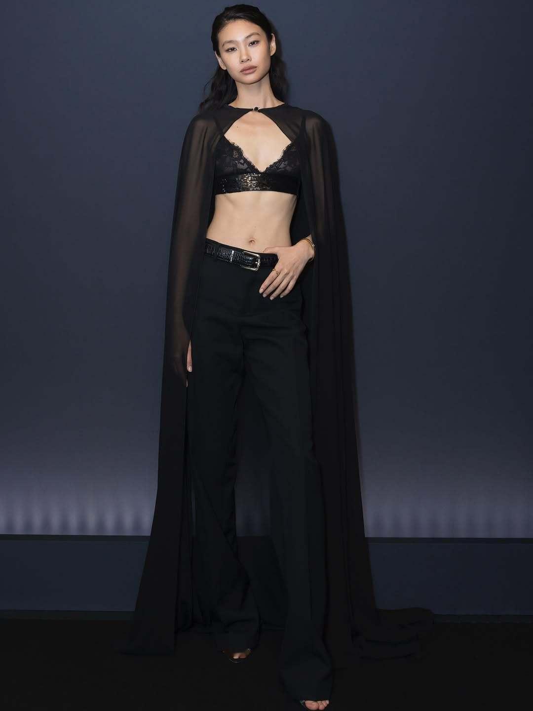 郑浩妍在巴黎出席活动上身Elie Saab 2026早秋系列黑色蕾丝胸罩与薄纱披