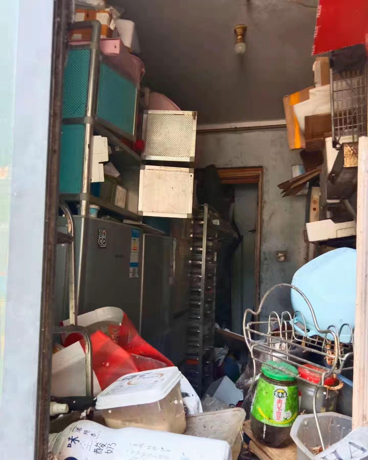 沈巍先生要想告别这种东躲西藏的局面，首先就要戒掉自己的屯物癖，他如果继续这样下去
