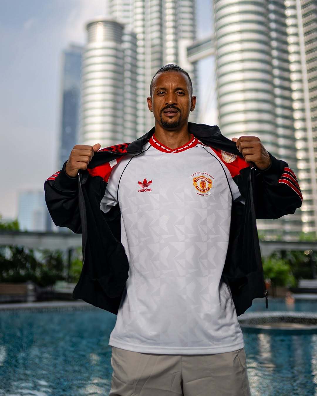 为红魔而生曼联官方正品阿迪达斯复古球衣系列，正品保障，点击链接打开手淘即可入手1