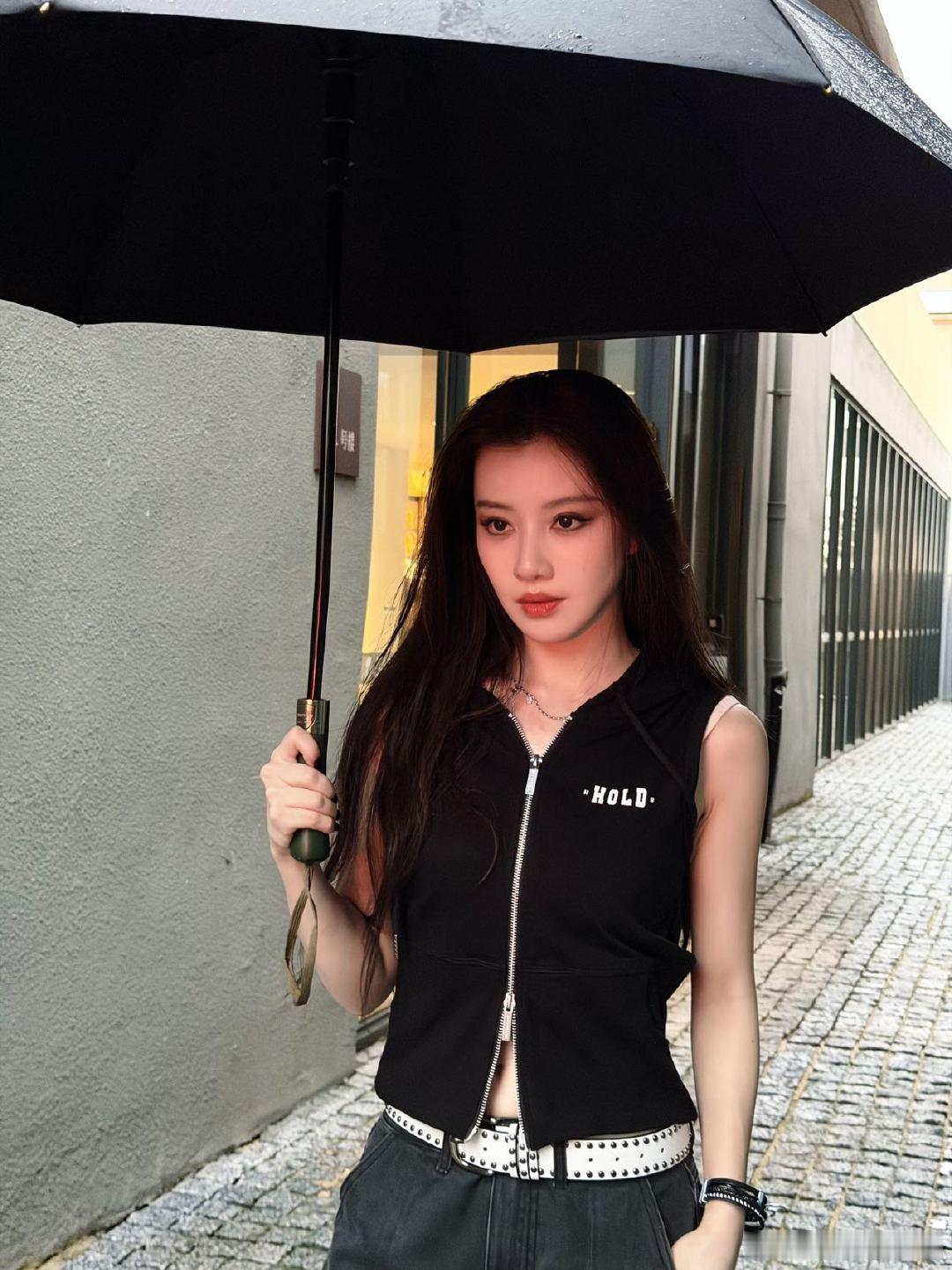 谁来懂一下这组图啊 不管是手持透明雨伞还是黑伞，一举一动都好有氛围感～姐姐好帅好