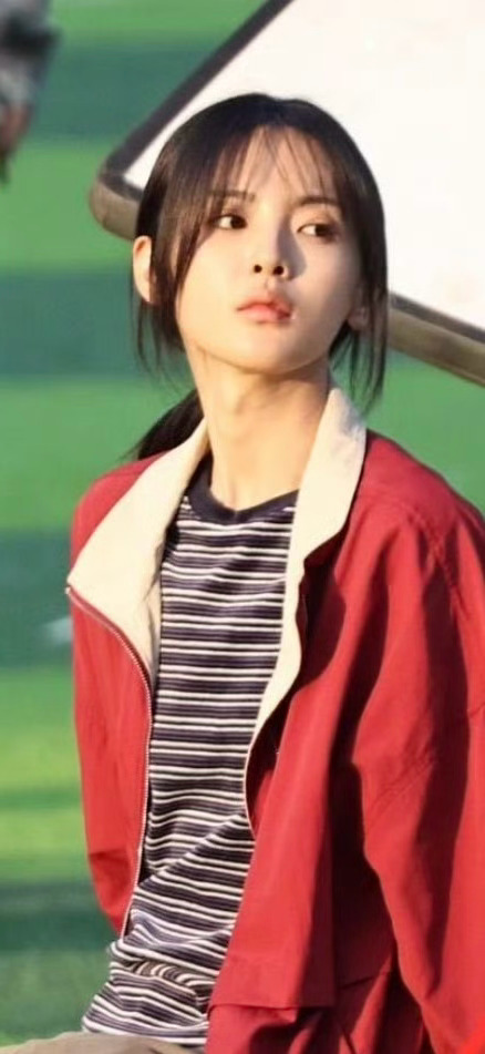 美美的喉结复古运动风vs白衬衫牛仔裤学姐衣橱更新杨超越郑雨 ·杨超越今天是太阳雨