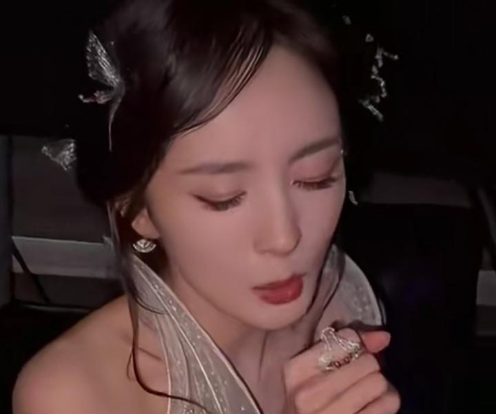 杨幂人品这一块是真的没得说，就算参加不了活动，也会给主编面子，提前一天去到现场拍