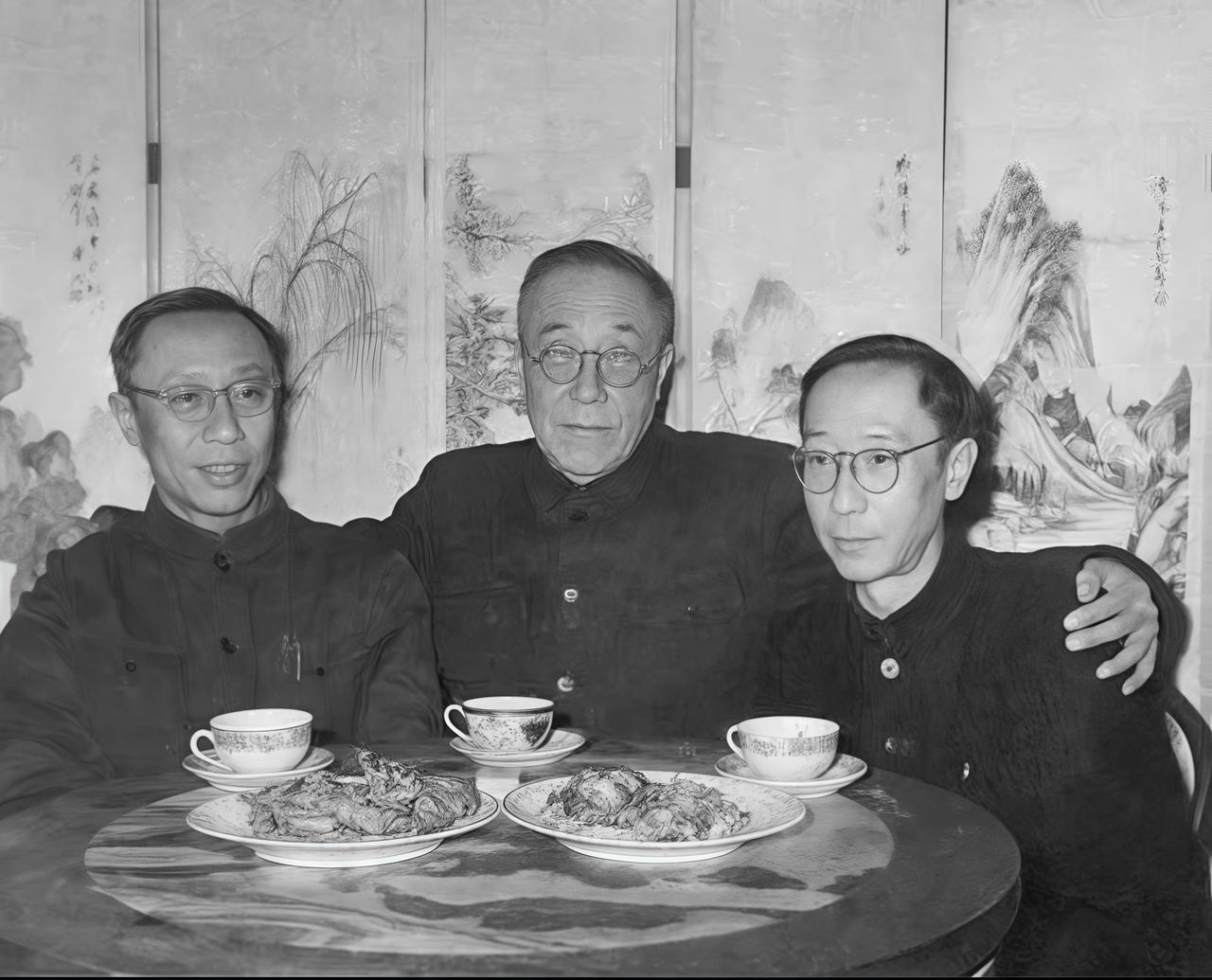 下图是溥仪与七叔载涛、弟弟溥杰的合影，坐在C位的是载涛。很多人认为载涛能在C位，