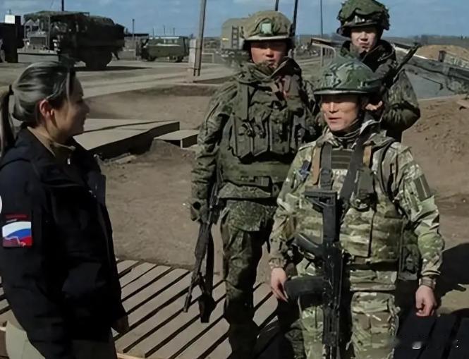 旗语、灯语和手语：现代战场上被重新启用的古老通信方式。

在卫星通信和数字化指挥
