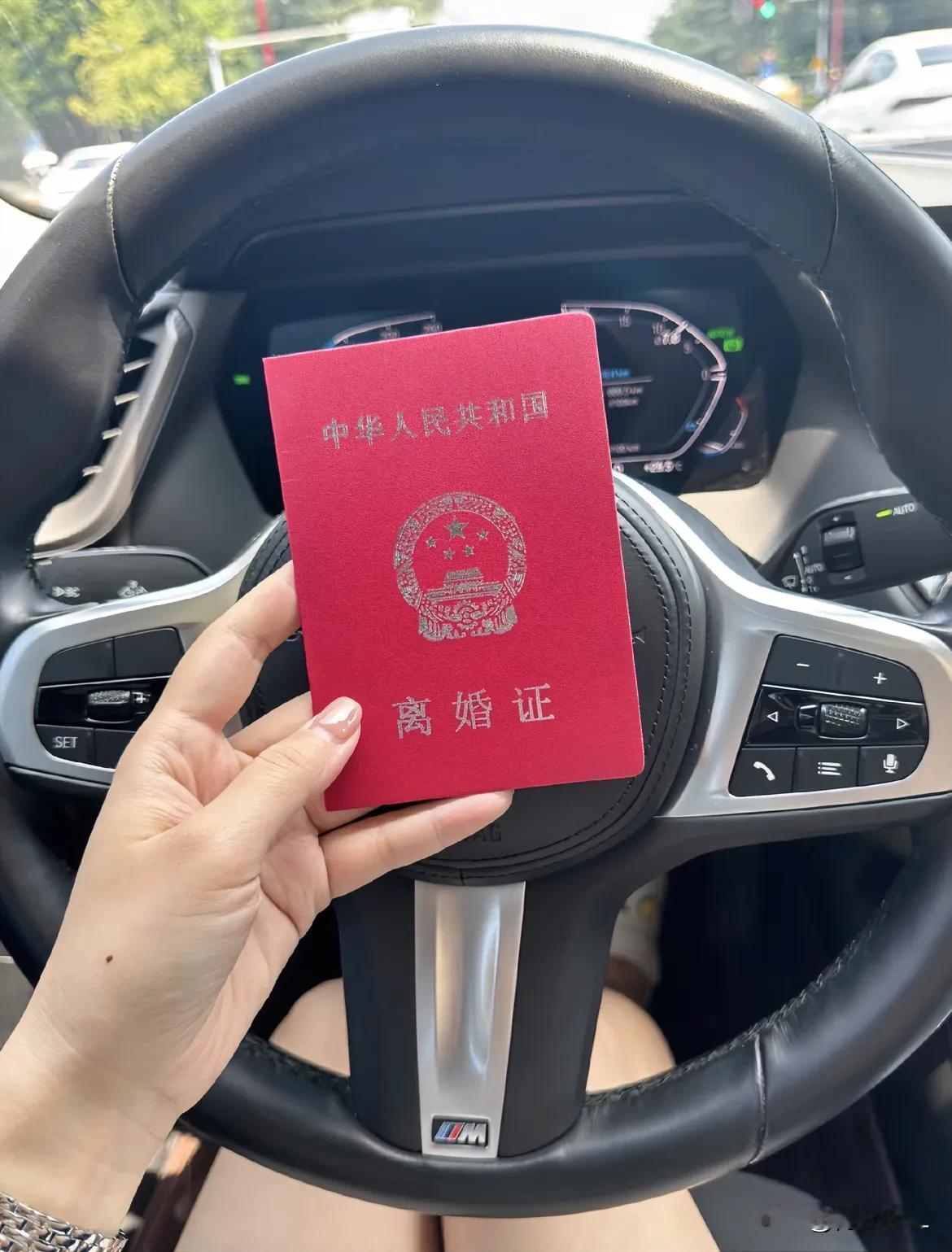 有好友说离婚了，十年婚姻生活痛不欲生！今早，好友跟前夫来到民政局，双方表示愿意离