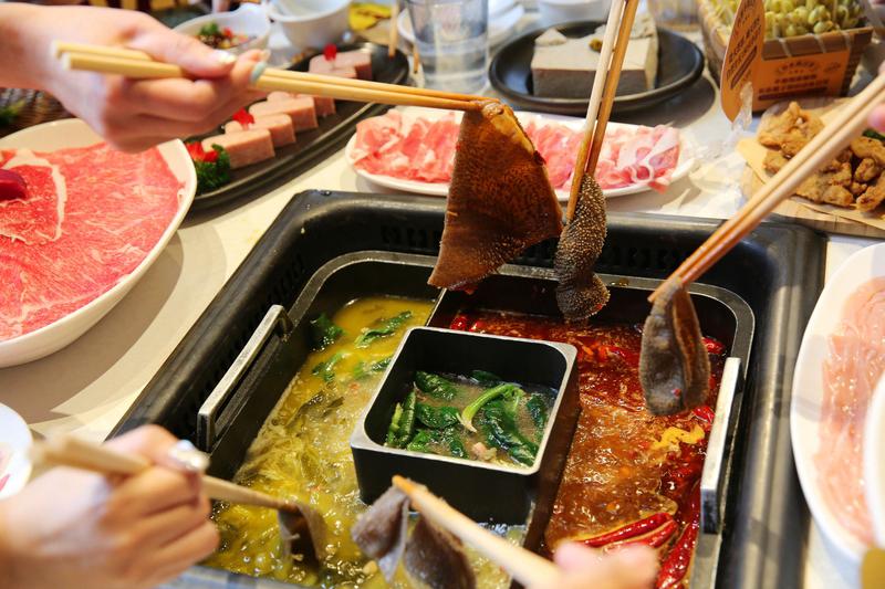 最近“火锅店腌制肉乱象”闹得沸沸扬扬。像重庆作为“火锅之都”，有近4万家火锅门店