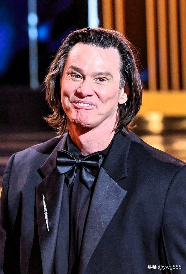 当金·凯瑞亮相第51届凯撒奖红毯时，粉丝们都惊呆了——但并非所有人都在谈论他所获