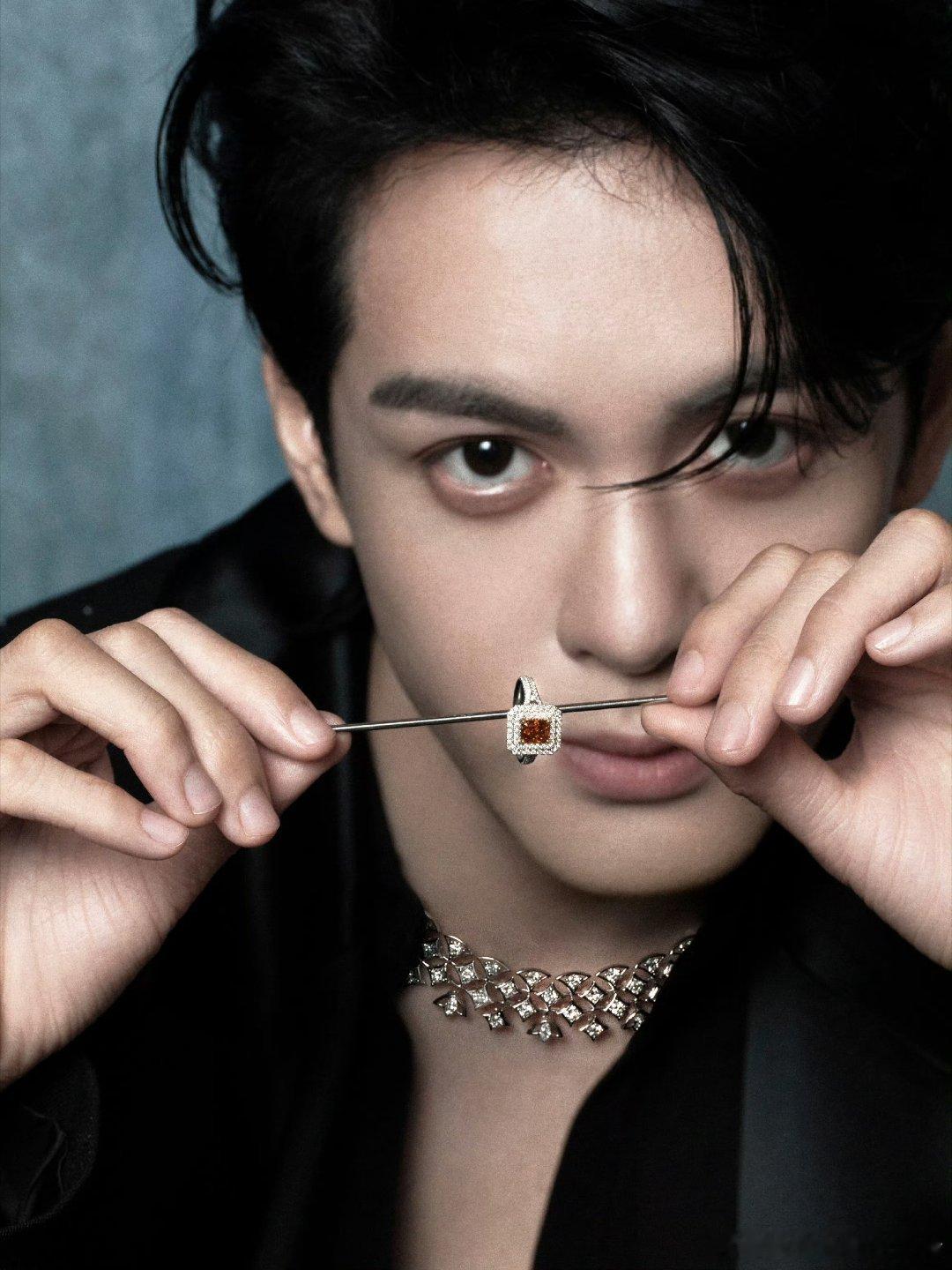 曾舜晞今晚活动造型出图，这一笑我人没了，贵气成这样[老师好] ​​​