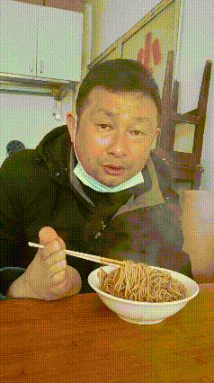 “地铁亮证”引发热议后，无臂男子身份被爆，他叫李丰强，是一位著名的残疾人游泳健将