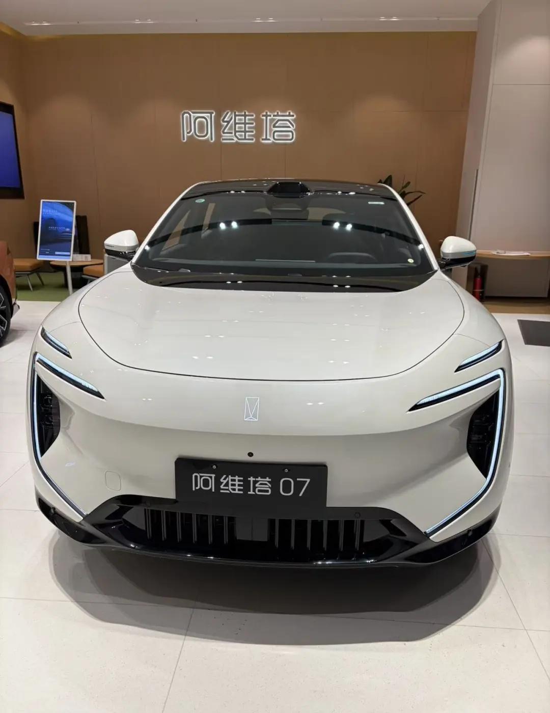 简约白才是永不过时的豪华感
实拍展厅阿维塔07，素雅白色车身温柔又大气
流畅圆润
