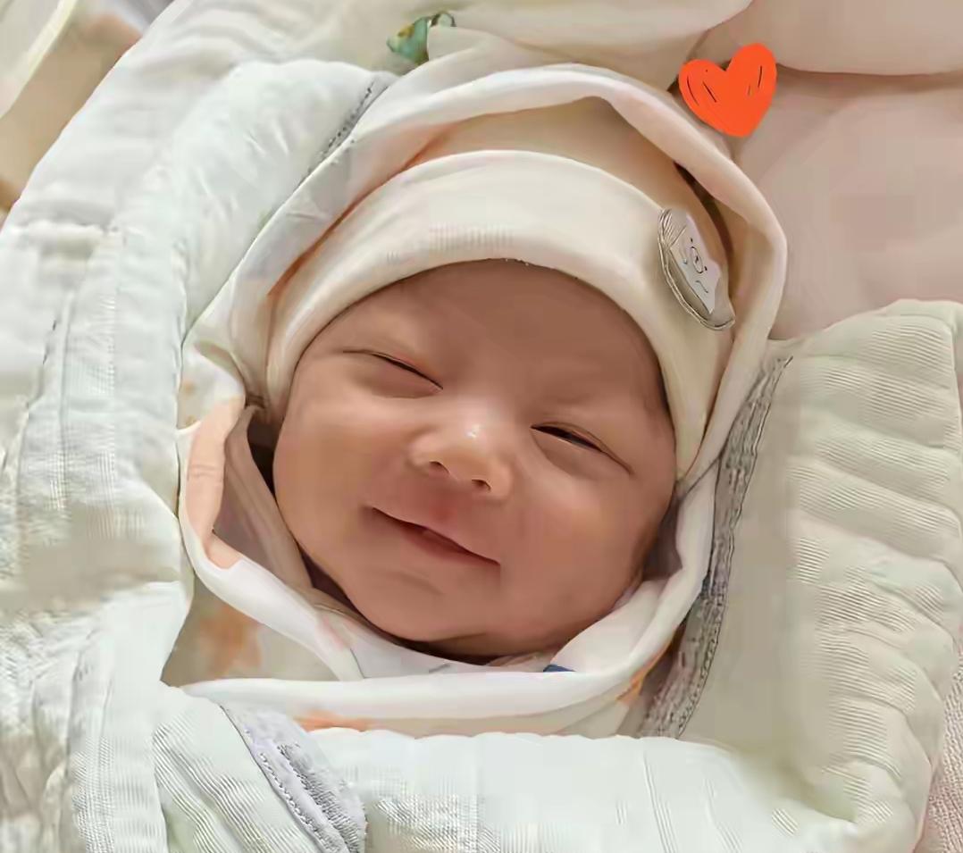 小菲马筱梅湾湾办满月酒，200万网友齐送祝福，汪宝儿真是太幸福了。
 汪宝儿满月