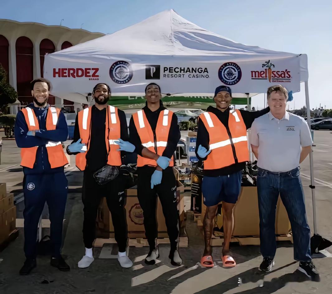 还是非常想念上个赛季的快船
相信球迷应该都会有同样的感觉
科菲，小波特，鲍威尔，