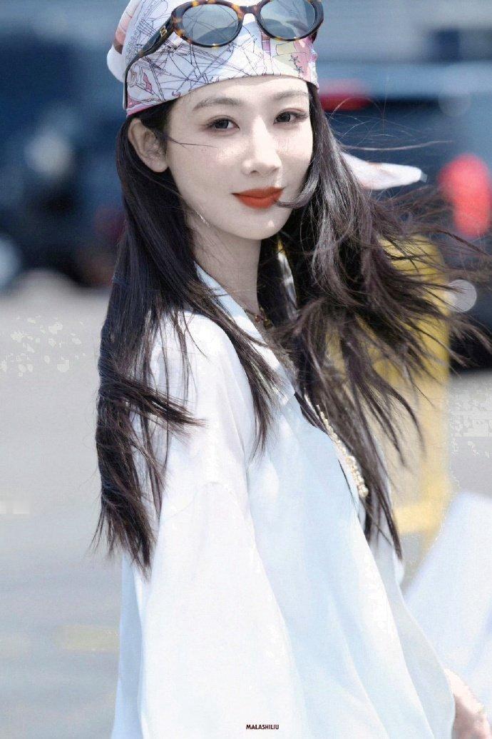 杨紫玉兰花开君再来 💜杨紫董竹君 “情话天花乱坠，但我只愿你平安喜乐” 𝓛?