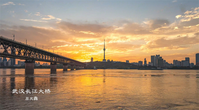 2米帅哥老外找到武汉最舒服打卡点2米帅哥老外逛武汉商场被椅子拿捏傍晚的武汉也太绝