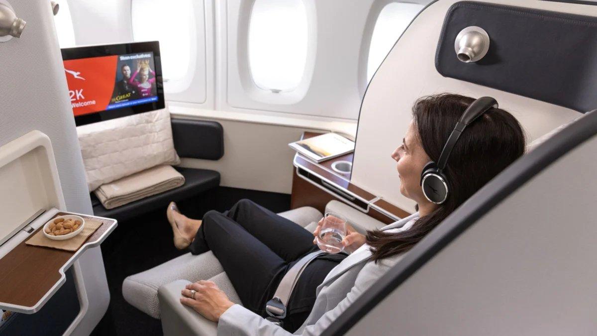 近日，澳洲航空正计划为机队中的波音787-10配备新的商务舱套房。据悉，澳洲航空