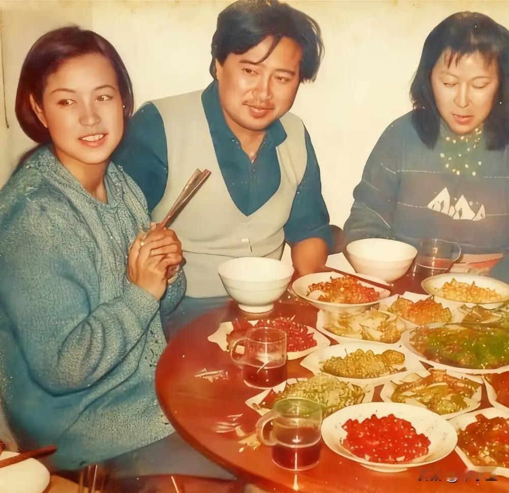 42年前刘晓庆与第一任丈夫陈国军回家过年时的照片如何评价演员刘晓庆的书法?