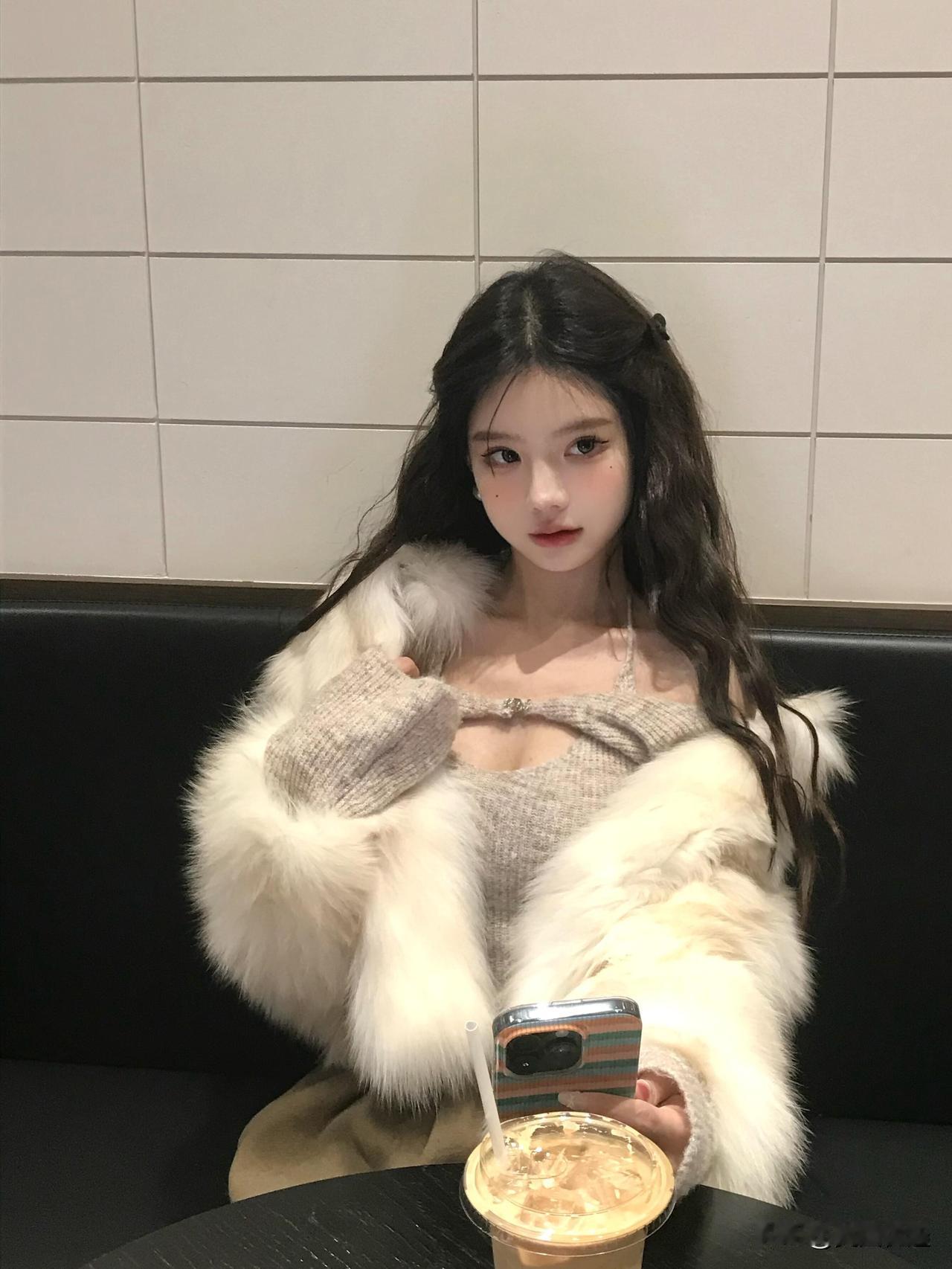 冬日暖阳下，咖啡与毛绒外套的完美搭配