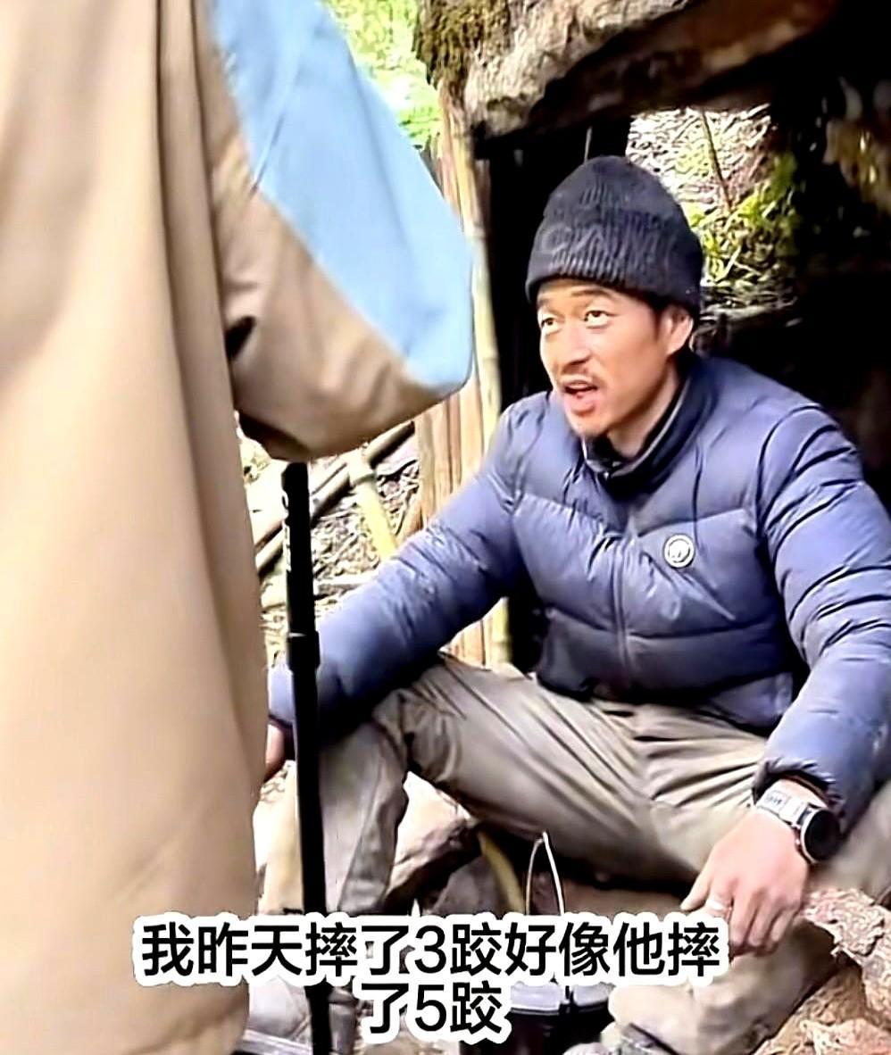 车车估计要“得罪金主爸爸了”！直播间里他吐槽鞋子太滑，自曝昨天摔了三跤，幸亏裤子