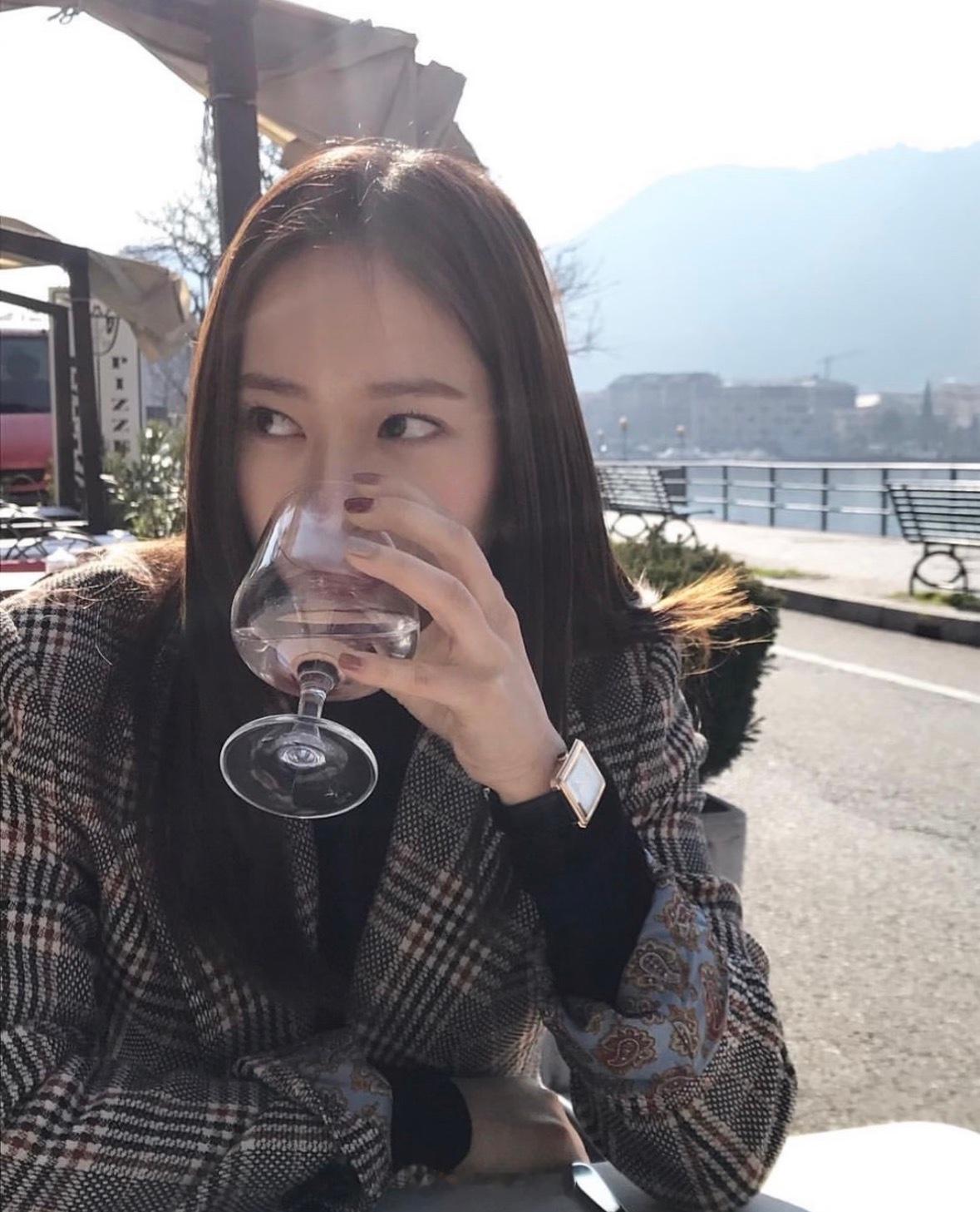 阳光底下高脚杯+名表，郑秀晶Krystal依旧老钱风这一块🚬 